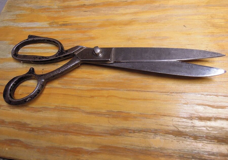 Shoemakers scissors_-© creative commons